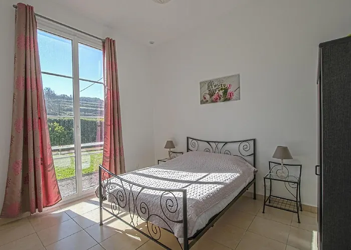 Charming Coastal Hideaway *